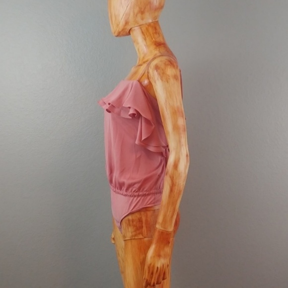 L'ACADEMIE | salmon off shoulder ruffle bodysuit - Picture 2 of 8